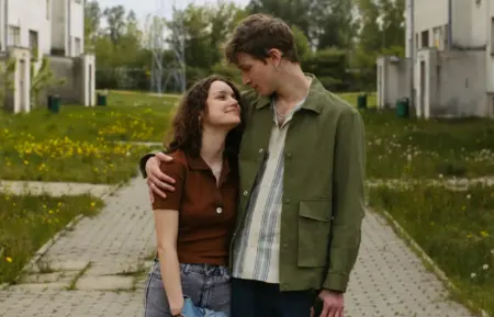 a girlfriend explaining to her boyfriend how to stop smoking weed everyday